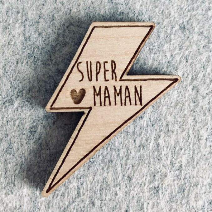 Pin's en bois - Super maman