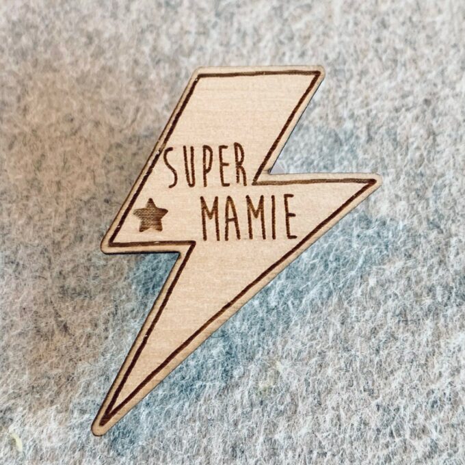 Pin's en bois - Super mamie