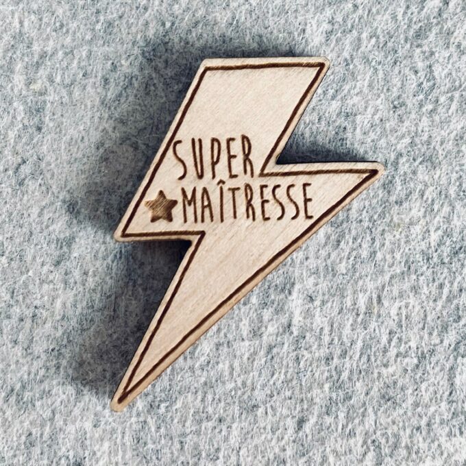 Pin's en bois - Super Maîtresse