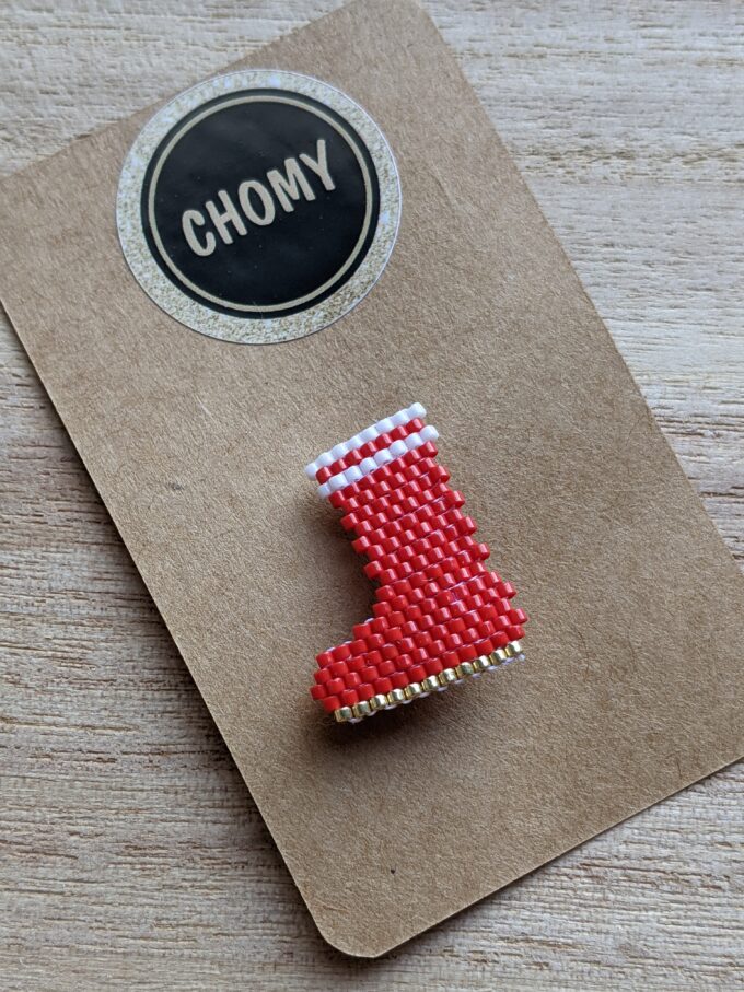 Broche perles Botte Rouge