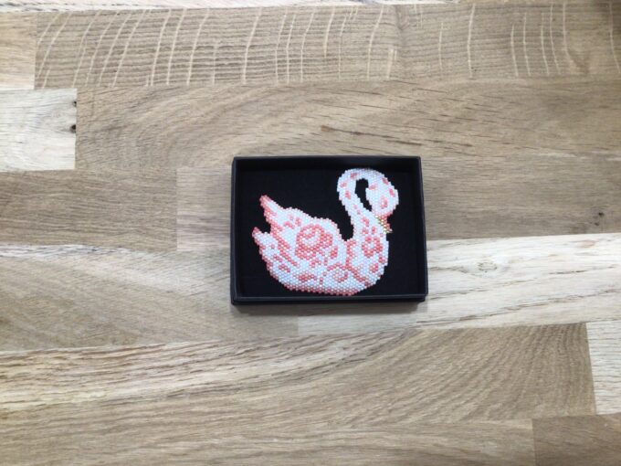 Broche perles Cygne